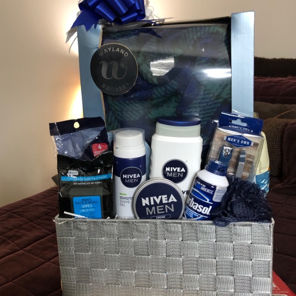 Men’s Ultra Soft Plaid Flannel Bath Robe w/NIVEA Body Wash, Loofah & Shave Gel - Picture 6 of 16